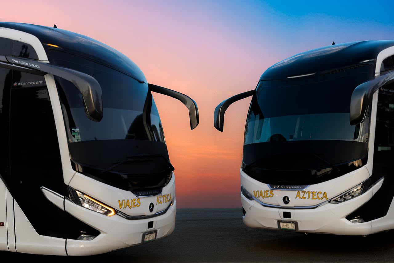 Vista frontal de dos autobuses de Viajes Azteca