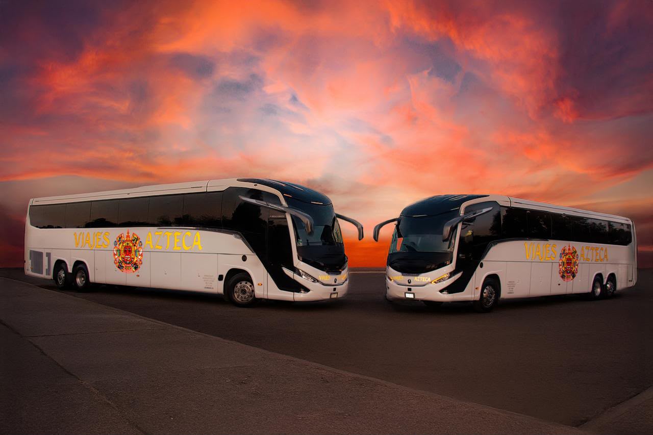 Autobuses de Viajes Azteca frente a frente al atardecer